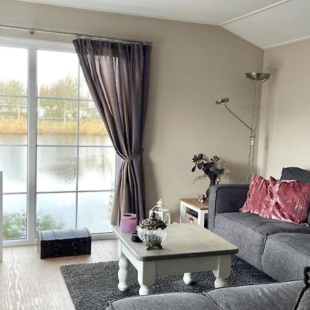Chalet Makkum C99B Met Prive Gelegen Tuin Aan Het Water Екстериор снимка