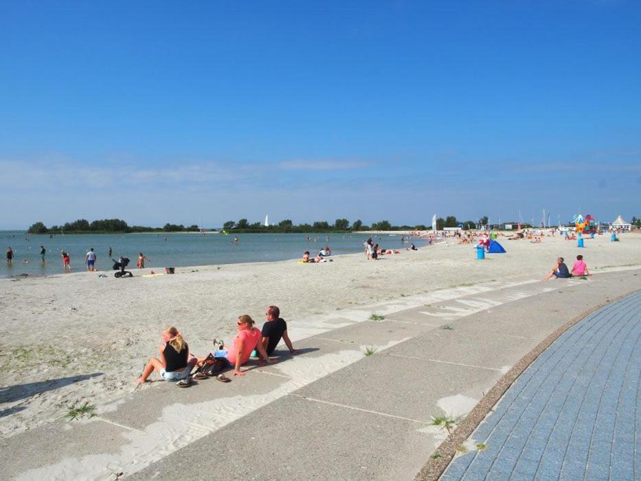 Chalet Makkum C99B Met Prive Gelegen Tuin Aan Het Water Екстериор снимка
