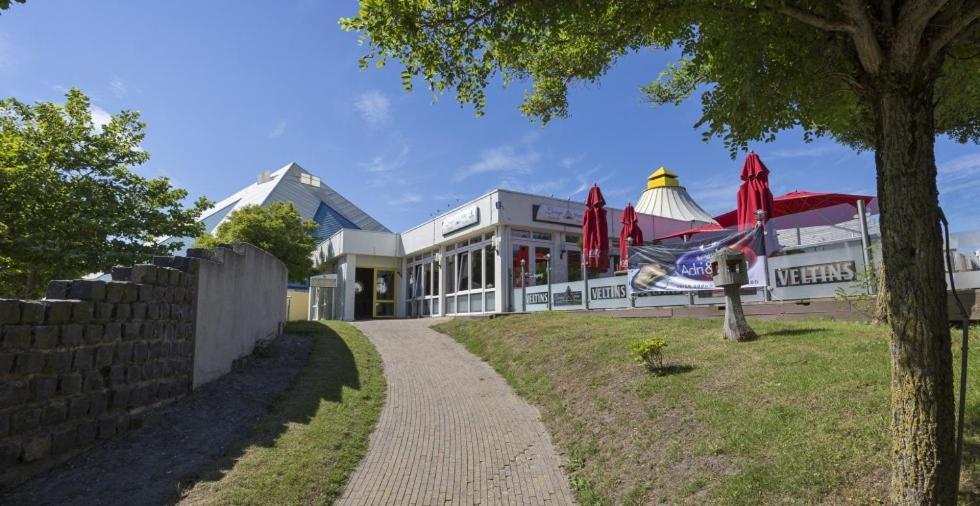 Chalet Makkum C99B Met Prive Gelegen Tuin Aan Het Water Екстериор снимка