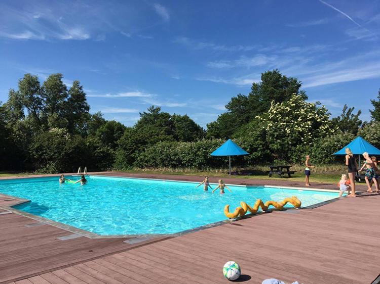Chalet Makkum C99B Met Prive Gelegen Tuin Aan Het Water Екстериор снимка