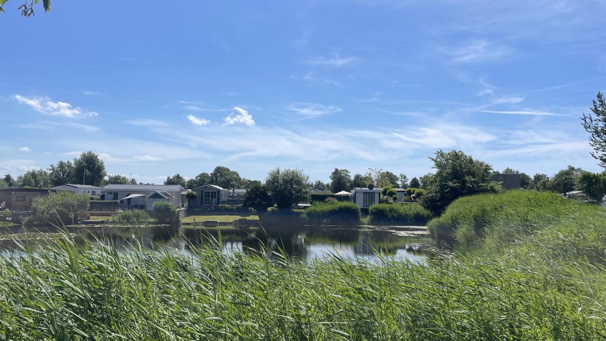 Chalet Makkum C99B Met Prive Gelegen Tuin Aan Het Water Екстериор снимка
