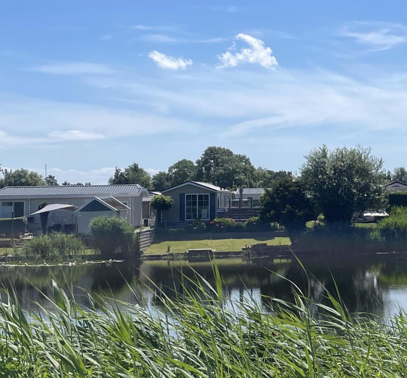 Chalet Makkum C99B Met Prive Gelegen Tuin Aan Het Water Екстериор снимка