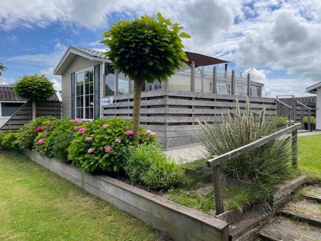 Chalet Makkum C99B Met Prive Gelegen Tuin Aan Het Water Екстериор снимка