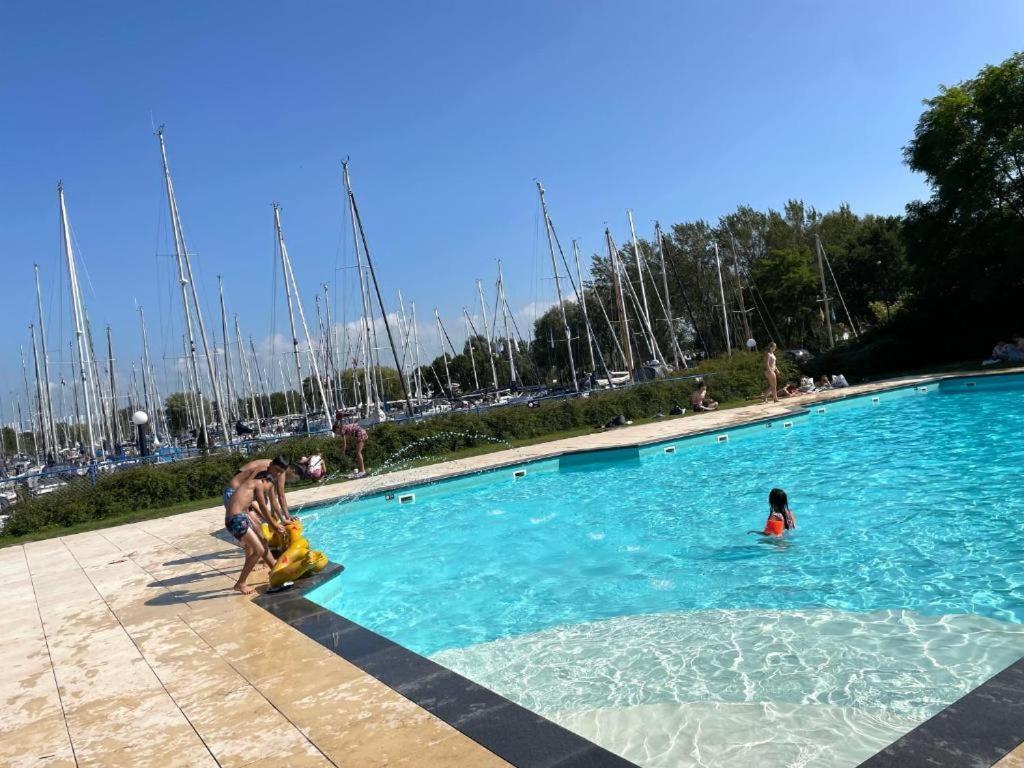 Chalet Makkum C99B Met Prive Gelegen Tuin Aan Het Water Екстериор снимка