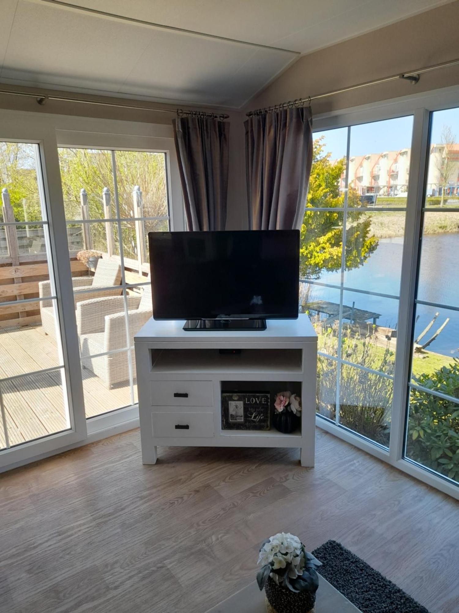Chalet Makkum C99B Met Prive Gelegen Tuin Aan Het Water Екстериор снимка