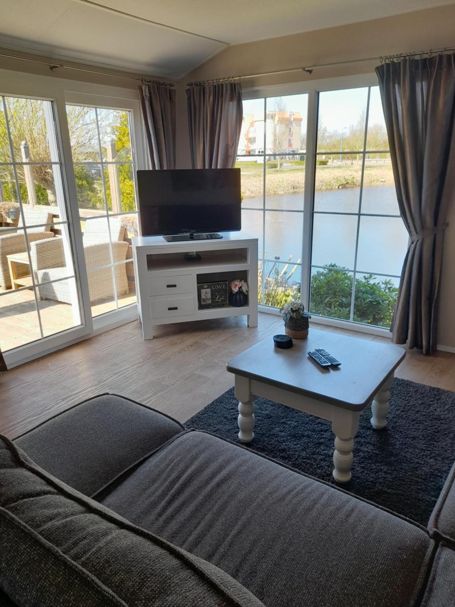 Chalet Makkum C99B Met Prive Gelegen Tuin Aan Het Water Екстериор снимка