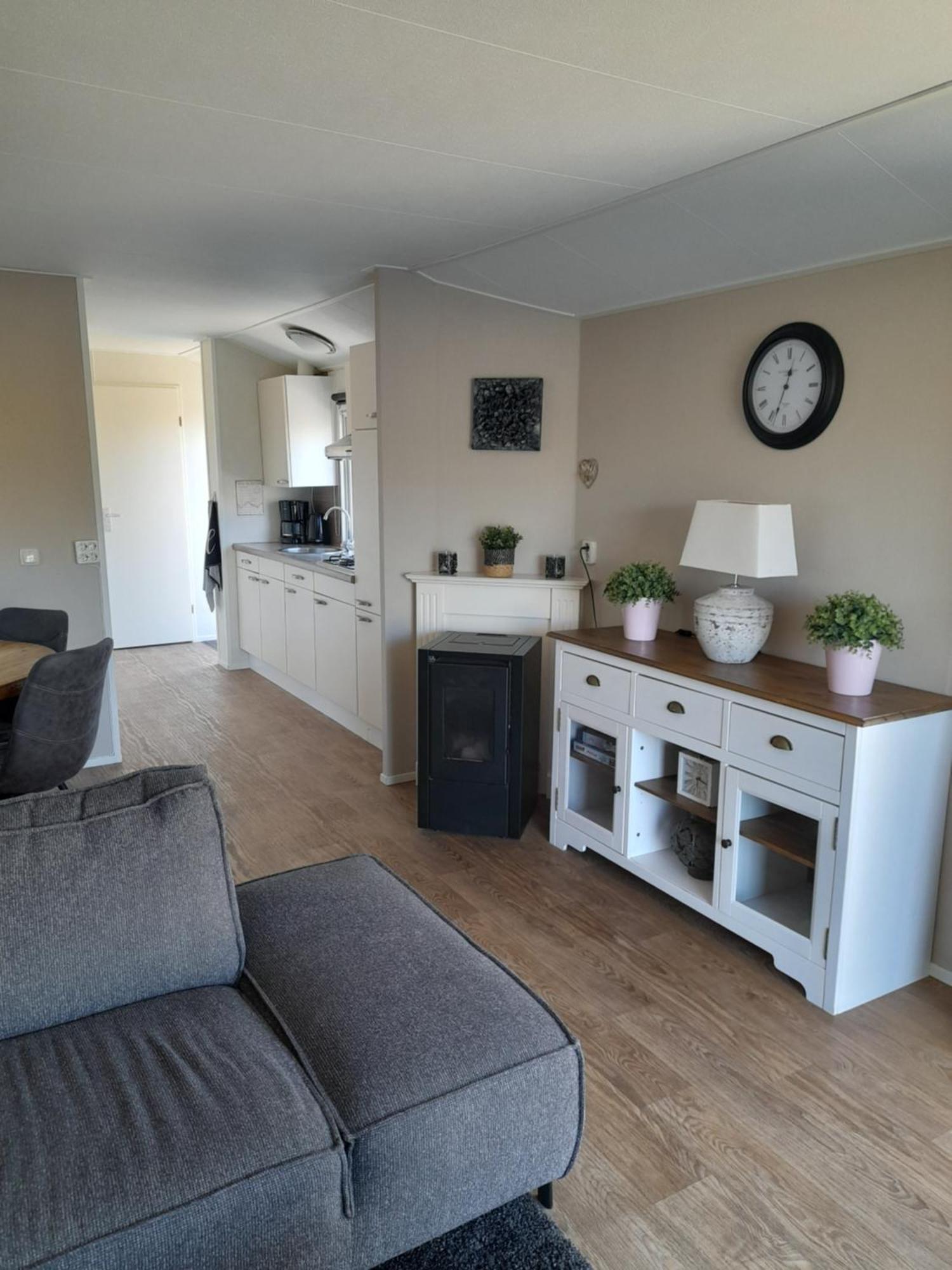 Chalet Makkum C99B Met Prive Gelegen Tuin Aan Het Water Екстериор снимка