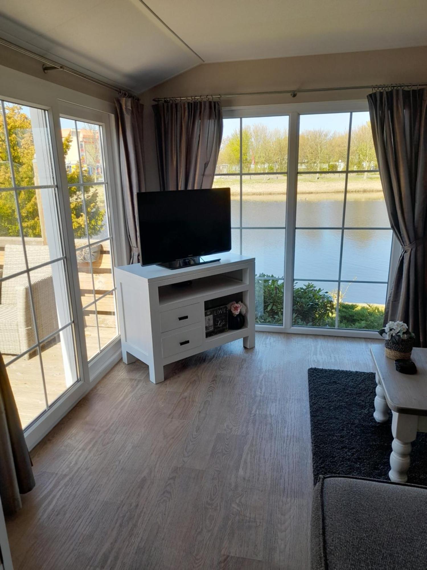 Chalet Makkum C99B Met Prive Gelegen Tuin Aan Het Water Екстериор снимка