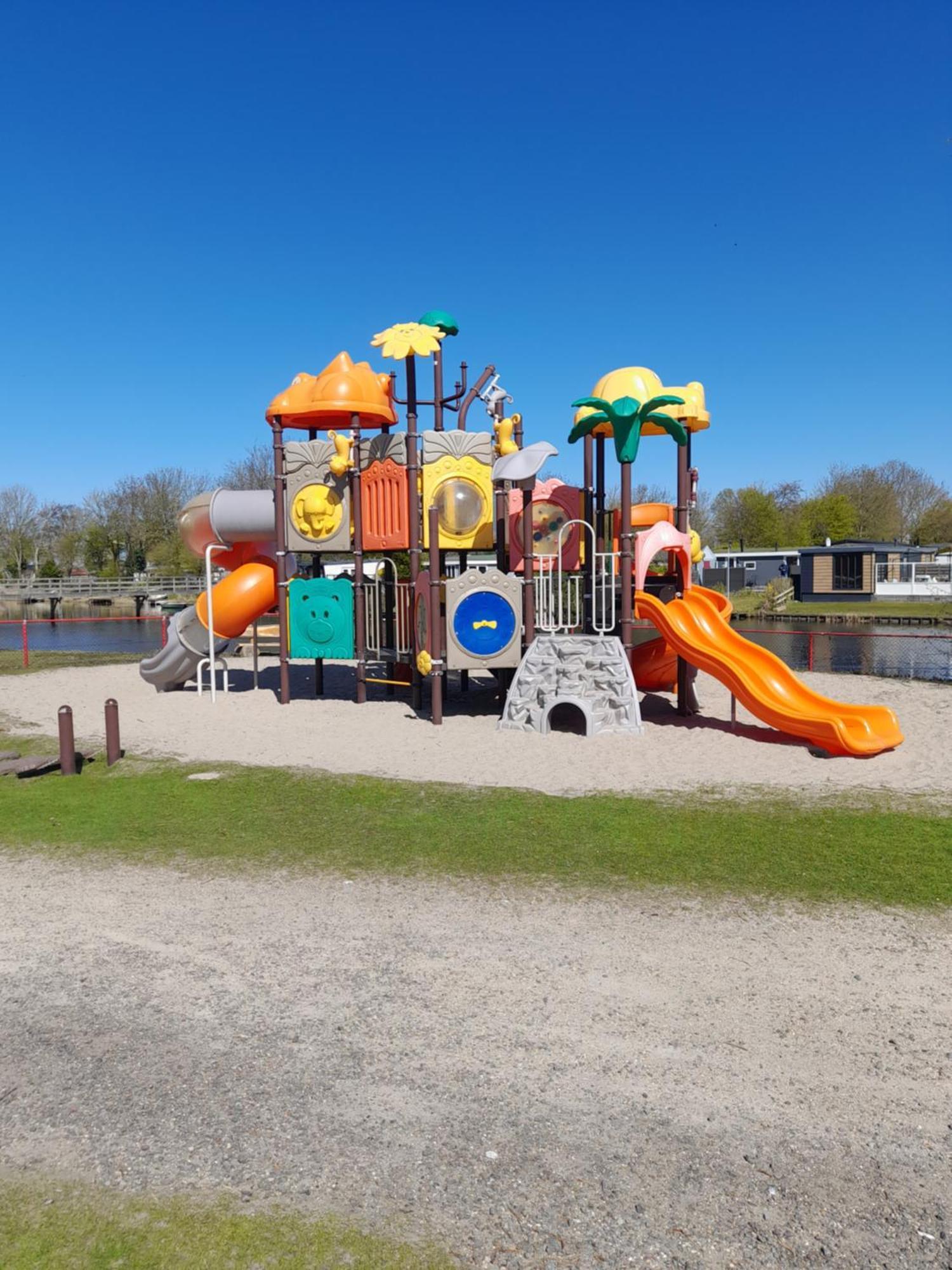 Chalet Makkum C99B Met Prive Gelegen Tuin Aan Het Water Екстериор снимка