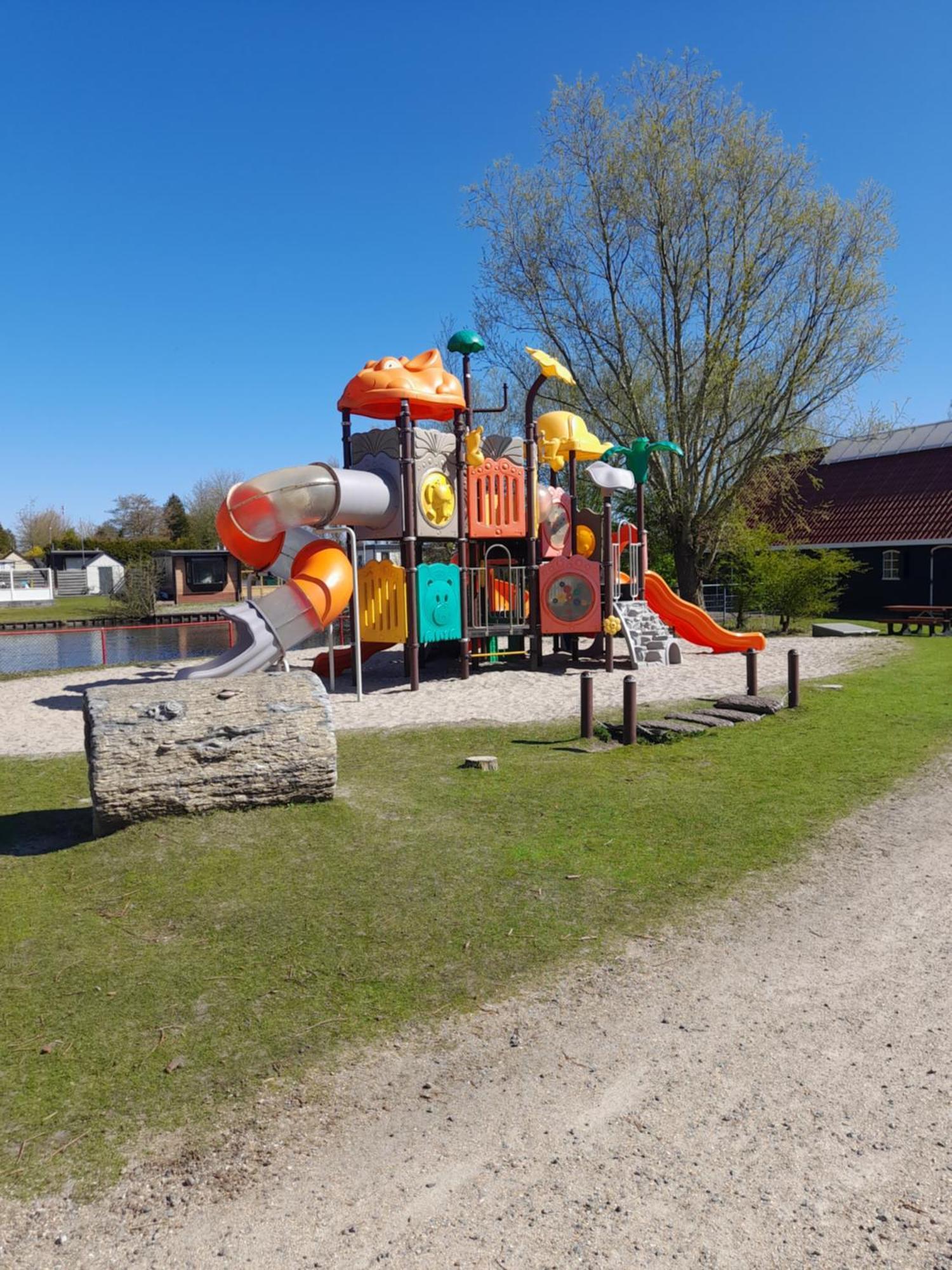 Chalet Makkum C99B Met Prive Gelegen Tuin Aan Het Water Екстериор снимка